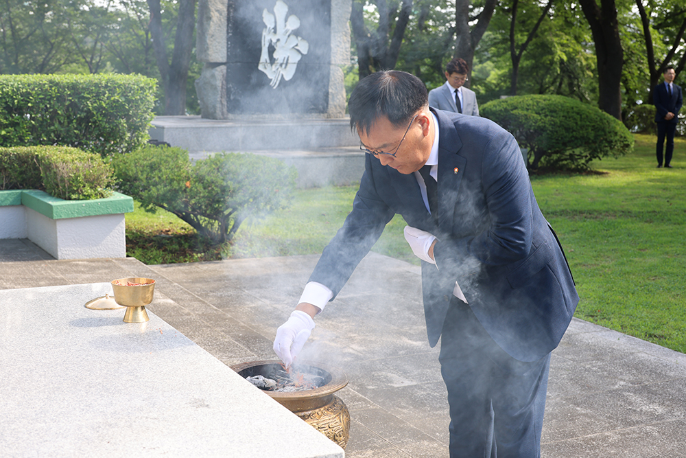 20220701 충혼탑 참배-김진하 군수님